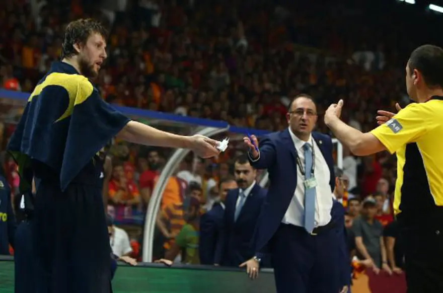 Fenerbahçe Kulübü: Sarı kırmızılı bir taraftar Obradovic'e tükürdü 11