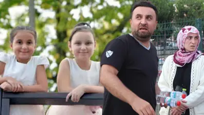 Ecrin ve İclal'den haber yok: Balkondan bize el sallıyorlardı