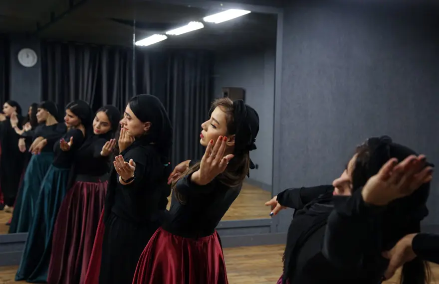 İranlı kadın dansçıların en büyük arzusu halka açık performans sergilemek 9