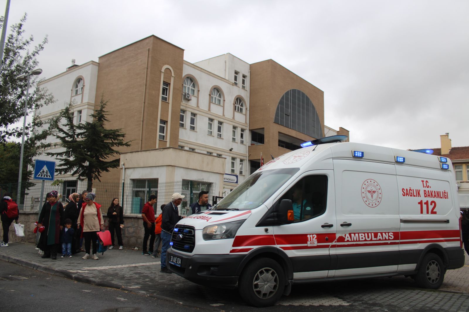 Yangın alarmı izdihama neden oldu: 14 öğrenci yaralı