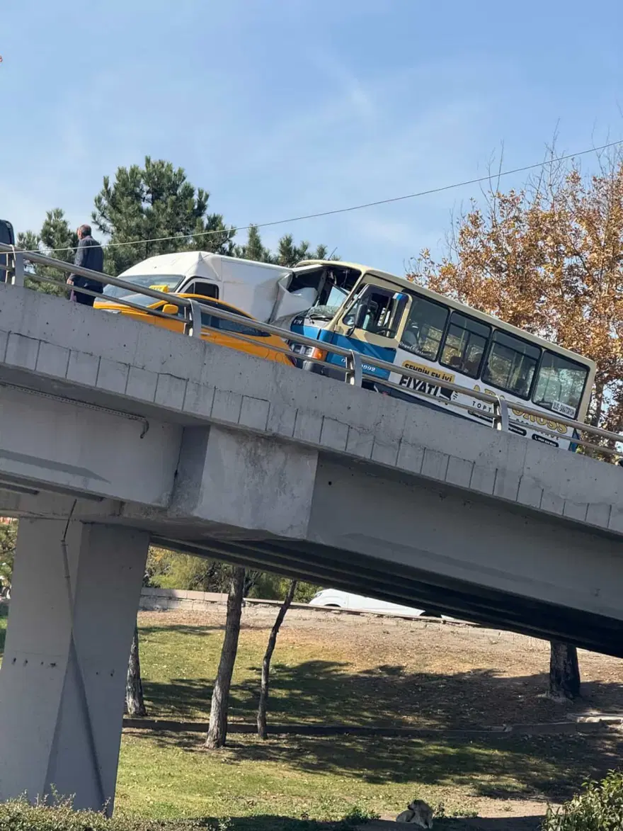 Ankara'da 6 araç birbirine girdi: Yaralılar var 5 Ankara'da 6 araç birbirine girdi: Yaralılar var 5