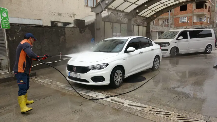 Van’da çamur yağdı: araçlar oto yıkamada kuyruk oldu 1 Van’da çamur yağdı: araçlar oto yıkamada kuyruk oldu 1