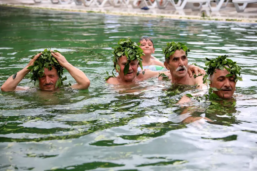 Termal havuzda yeşil çay banyosu 1