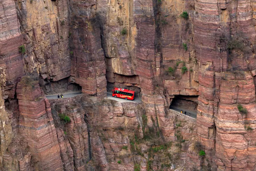 Dünyanın en tehlikeli yolu olarak biliniyor: Yapımı sırasında 1 işçi öldü Dünyanın en tehlikeli yolu olarak biliniyor: Yapımı sırasında 1 işçi öldü