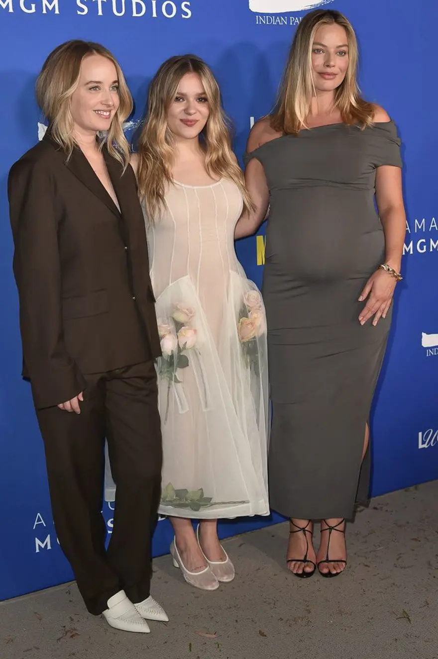 Karnı burnunda Margot Robbie kırmızı halıda 3