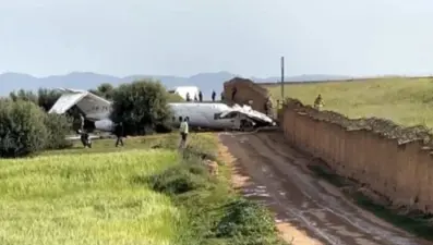 Pistten çıkan uçak duvara çarptı!