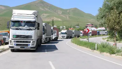 Türkiye-İran sınırında 3 kilometrelik TIR kuyruğu