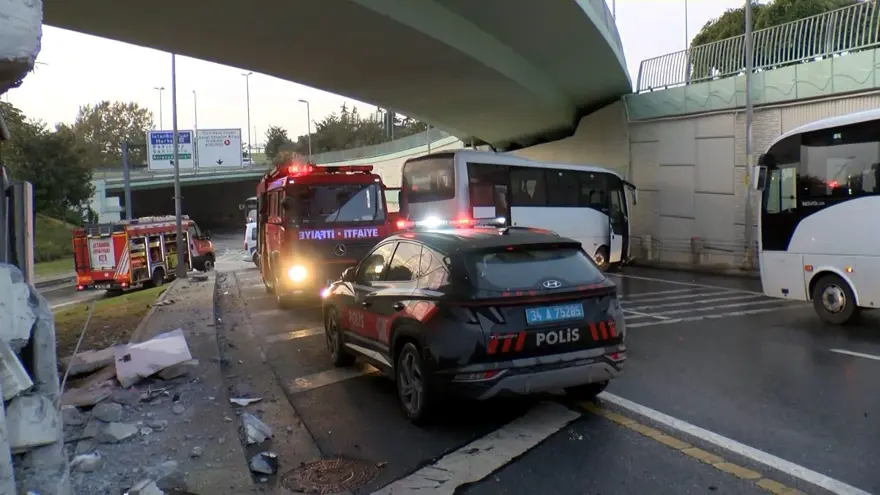 Bakırköy'de çevik kuvvet otobüsü üst geçide çarptı 1