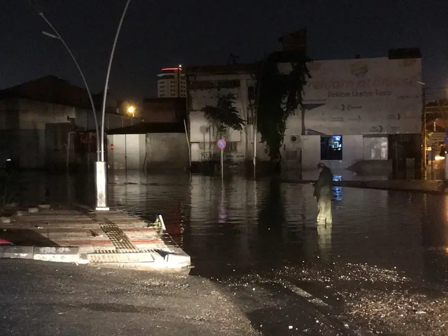 Uşak'ta sağanak: Yollar göle döndü, evleri su bastı 6