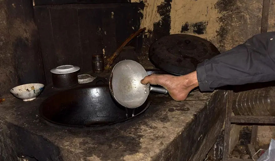 Kolsuz adam hasta annesini beslemek için ayakları ile çalışıyor 6 Kolsuz adam hasta annesini beslemek için ayakları ile çalışıyor 6