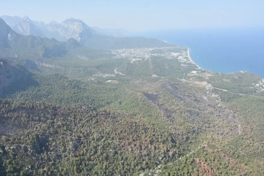 Kemer ilçesinde yanan alanlar havadan görüntülendi 8