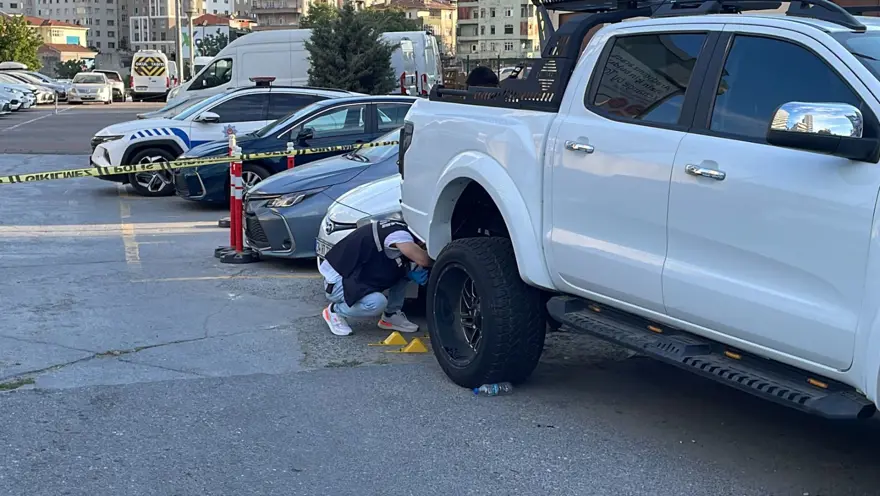 Yer: Esenler! Yüksek sesle müzik dinleyenleri uyardı, kurşunların hedefi oldu 