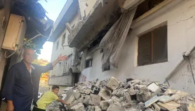 Ağır hasarlı bina mahalleliyi korkutuyor: “Geceleriuyuyamıyoruz”