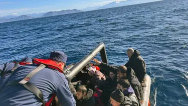 Yunanistan’ın ölüme ittiği 16’sı çocuk 51 göçmen kurtarıldı