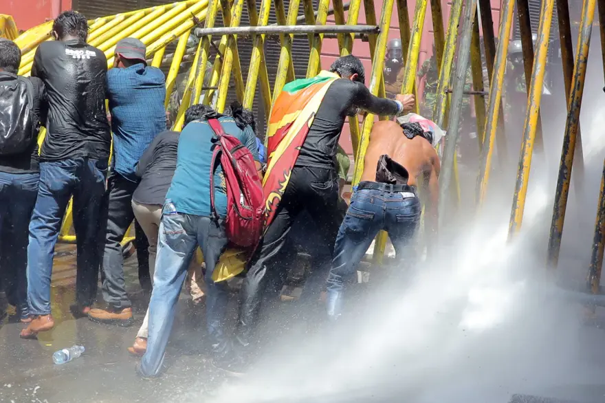 Sri Lanka'da son durum: Başbakan ve Devlet Başkanı'ndan istifa kararı 13 Sri Lanka'da son durum: Başbakan ve Devlet Başkanı'ndan istifa kararı 13