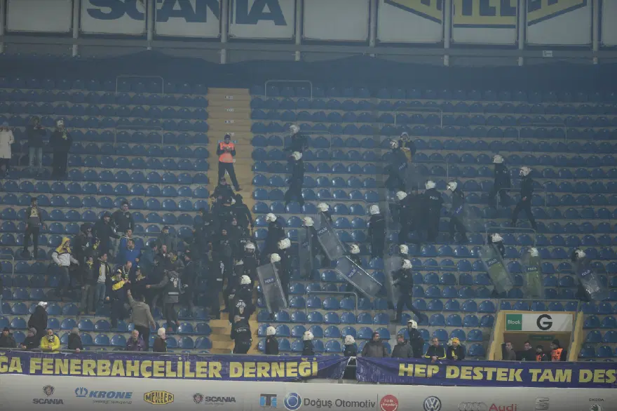 Maç bitti, Caner atıldı 8
