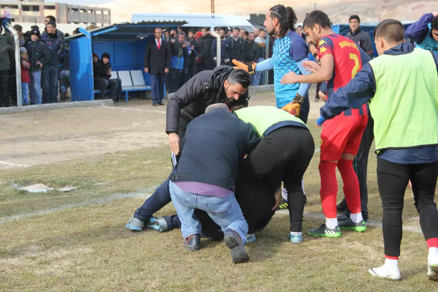 Maçta kavga çıktı: 2 kişi yaralandı 4 Maçta kavga çıktı: 2 kişi yaralandı 4