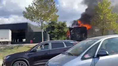 Bursa'da midye satışı yapılan kamyonet alev alev yandı