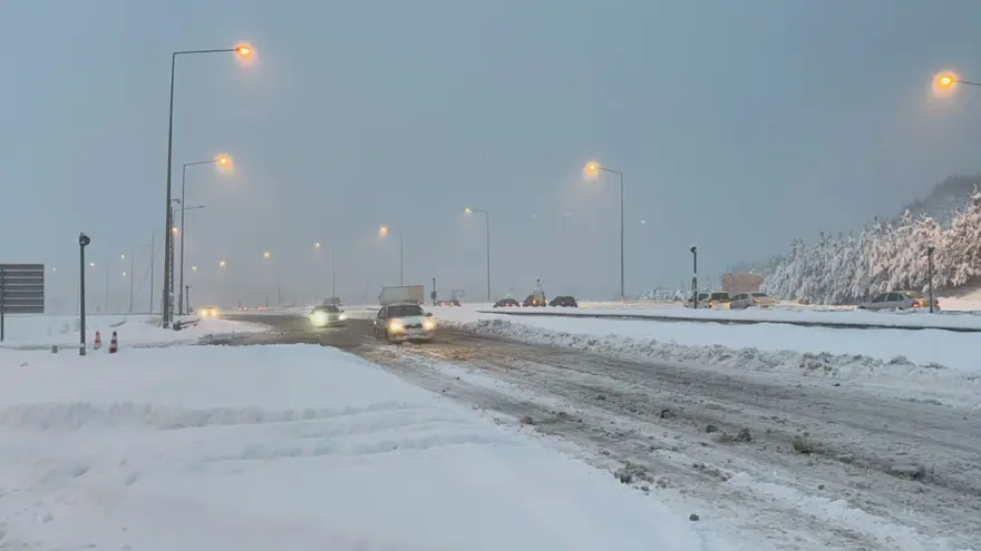Yoğun kar ve buzlanma etkisi: Bolu'da trafik kazaları yolu tıkadı 26