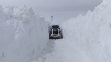 Hakkari'de karla mücadele çalışmaları sürüyor