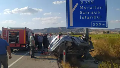 Çarptığı yön levhasında asılı kaldı