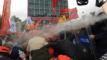 Sendika eyleminde vekillere biber gazı