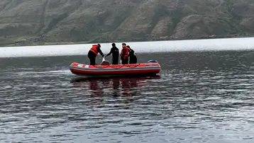 Serinlemek için girdiği gölde boğuldu