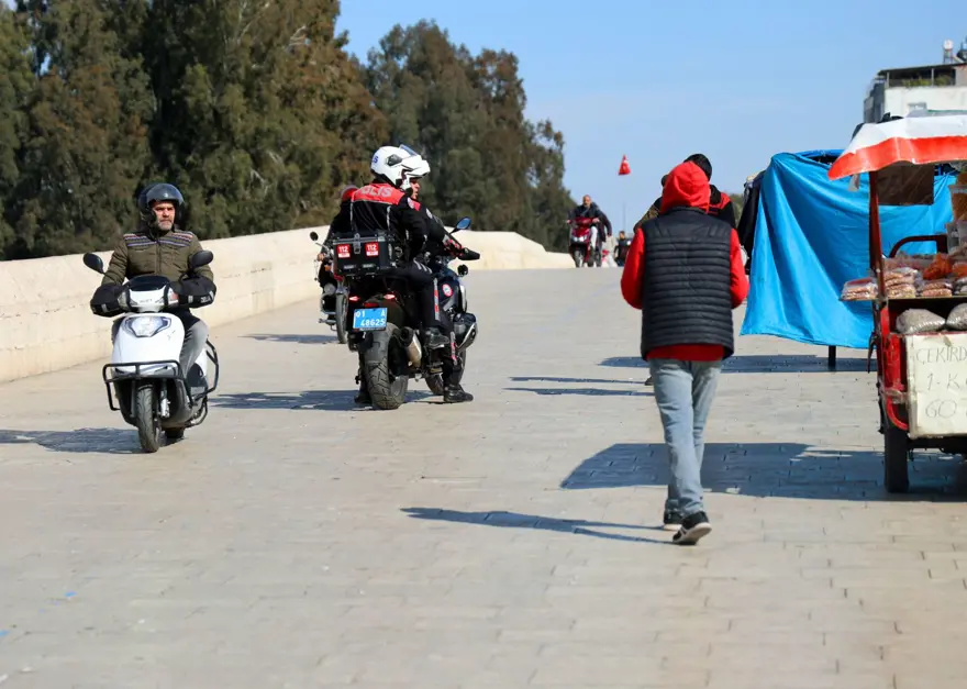 Bin 640 yıllık tarihi köprü seyyar satıcıların meskeni haline geldi 1