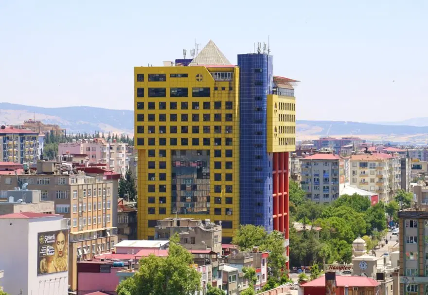 "Dünyanın en saçma binasının" yıkılacağı tarih belli oldu 15