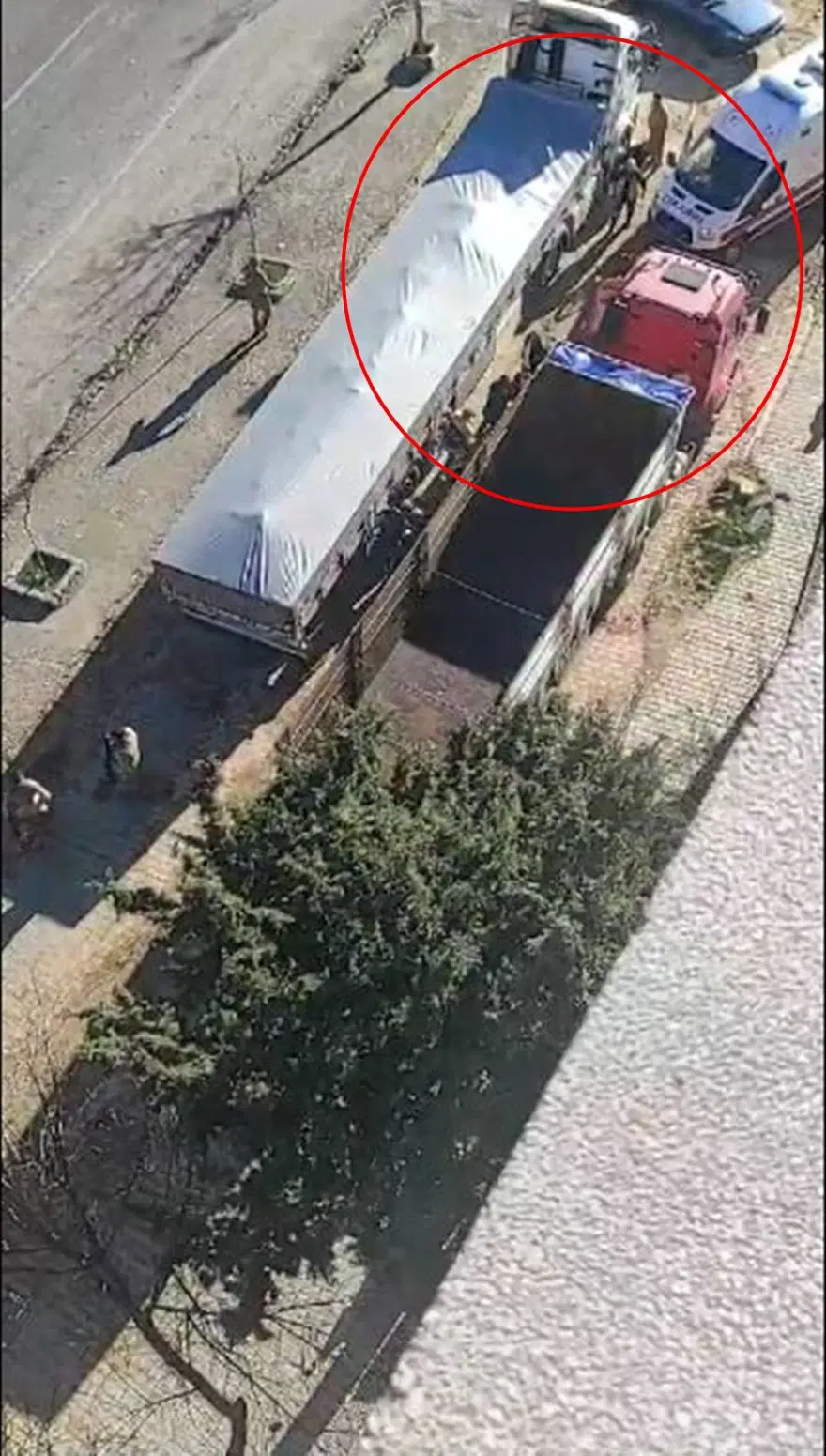 Husumetli aileler cadde ortasında çatıştı: 1 ölü, 2 yaralı 3 Husumetli aileler cadde ortasında çatıştı: 1 ölü, 2 yaralı 3