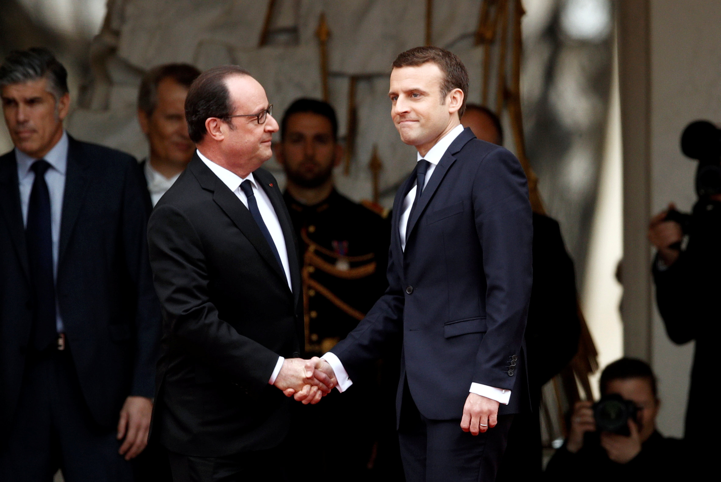 Macron görevi Hollande'dan devraldı