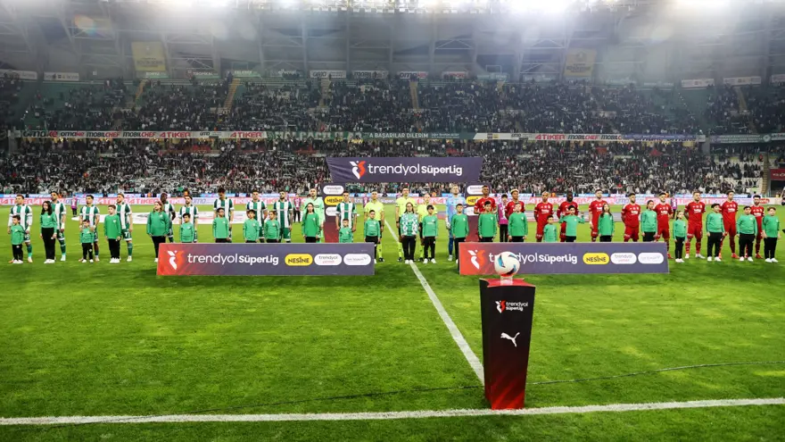 Beşiktaş'a Konya'da soğuk duş: 9 kişilik rakibine 1-0 mağlup oldu Beşiktaş'a Konya'da soğuk duş: 9 kişilik rakibine 1-0 mağlup oldu