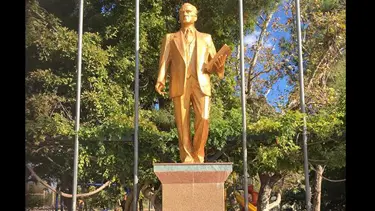 Atatürk heykeline sprey boyalı saldırı
