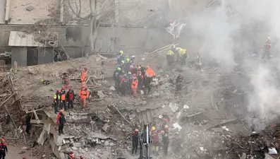 Konya'da 4 katlı bina çöktü: İki kişi yaşamınıyitirdi, üç kişi sağ kurtarıldı