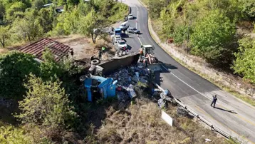 Hurda yüklü TIR devrildi, sürücü yaralandı