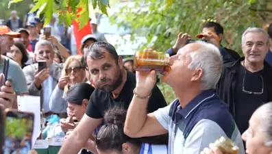 İzleyenler hayret etti: 2 dakika içinde yediği bal herkesi şaşırttı