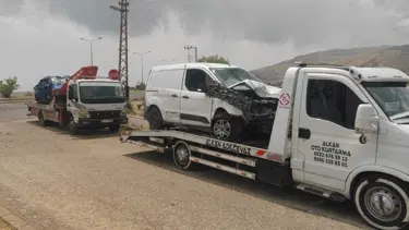 Bitlis'te otomobil ile hafif ticari araç çarpıştı: 2 ölü