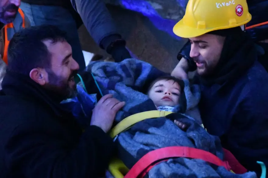 Enkaz altındakiler için zamana karşı yarış 53