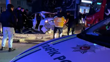 Kontrolden çıkan otomobil korkuluklarda asılı kaldı: 1 ölü