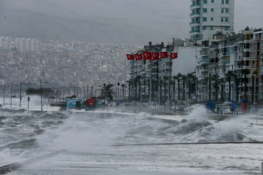 İzmir'de fırtına: Deniz taştı, işyerlerini su bastı 12