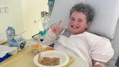 Bulaşık makinesine düştü, omurgasına bıçak sapladı: Felçten "milimetrik" farkla kurtuldu