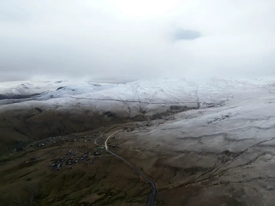 Kümbet Yaylası'na kar yağdı Kümbet Yaylası'na kar yağdı