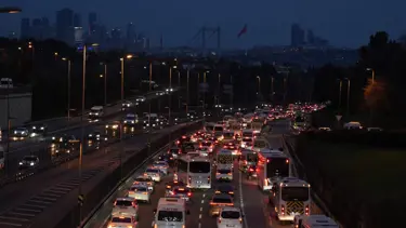 İstanbul'da pazartesi trafiği: Köprülerde yoğunluk var