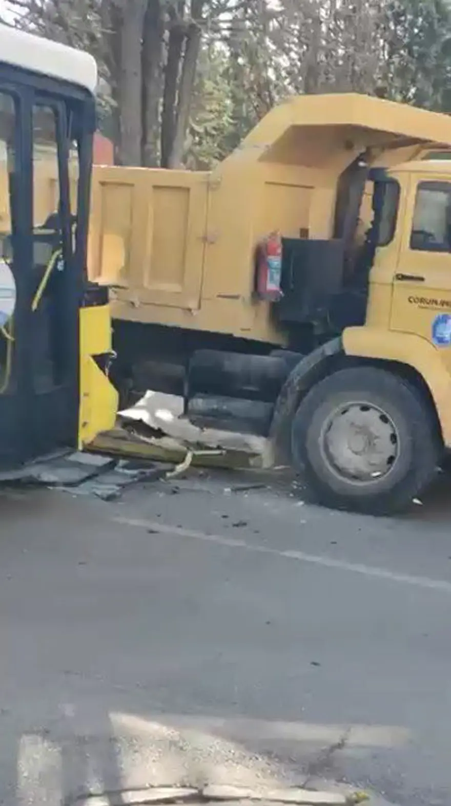 Çorum'da otobüs ile kamyon çarpıştı: Çok sayıda öğrenci yaralı 2 Çorum'da otobüs ile kamyon çarpıştı: Çok sayıda öğrenci yaralı 2