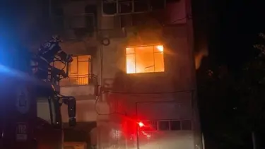 Denizli'de 3 katlı bina alev alev yandı