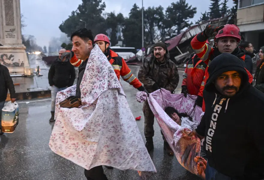 Türkiye yasta | Depremin vurduğu 10 ilden çarpıcı fotoğraflar... 6