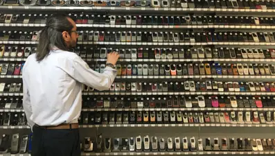 Guinness'e yaptığı başvuru onaylandı: 2 bin 779 adet telefon koleksiyonu