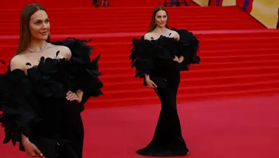 Meryem Uzerli Moskova Uluslarası Film Festivali'nin kırmızı halısında