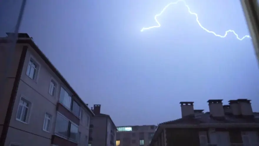 Samsun’da şimşek ve yıldırımlar gökyüzünü aydınlattı 2
