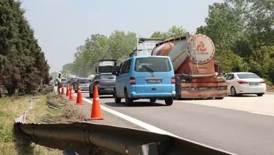 Otoyolda korkutan kaza: Lastiği patlayan TIR bariyere çarptı